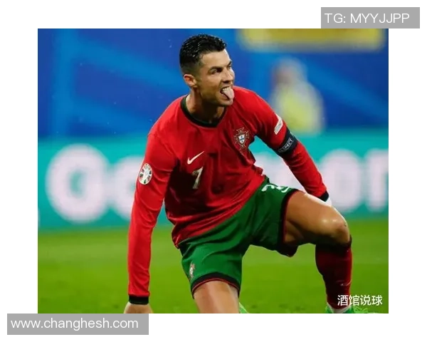 球迷疯狂冲入赛场竟然抢走C罗球衣引发热议 球迷疯狂冲入赛场竟然抢走C罗球衣引发热议